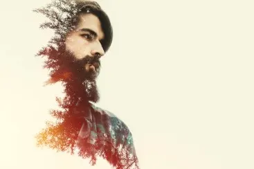Techniques de tirs multiples : Homme et arbres Double exposition d'un homme barbu avec des arbres qui recouvrent en partie sa silhouette, arrière-plan clair.