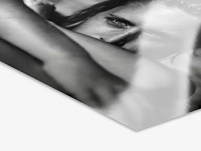 Fotoafdruk op barietpapier Close-up van een fotoafdruk op barietpapier met een zwart-witfoto van een persoon.