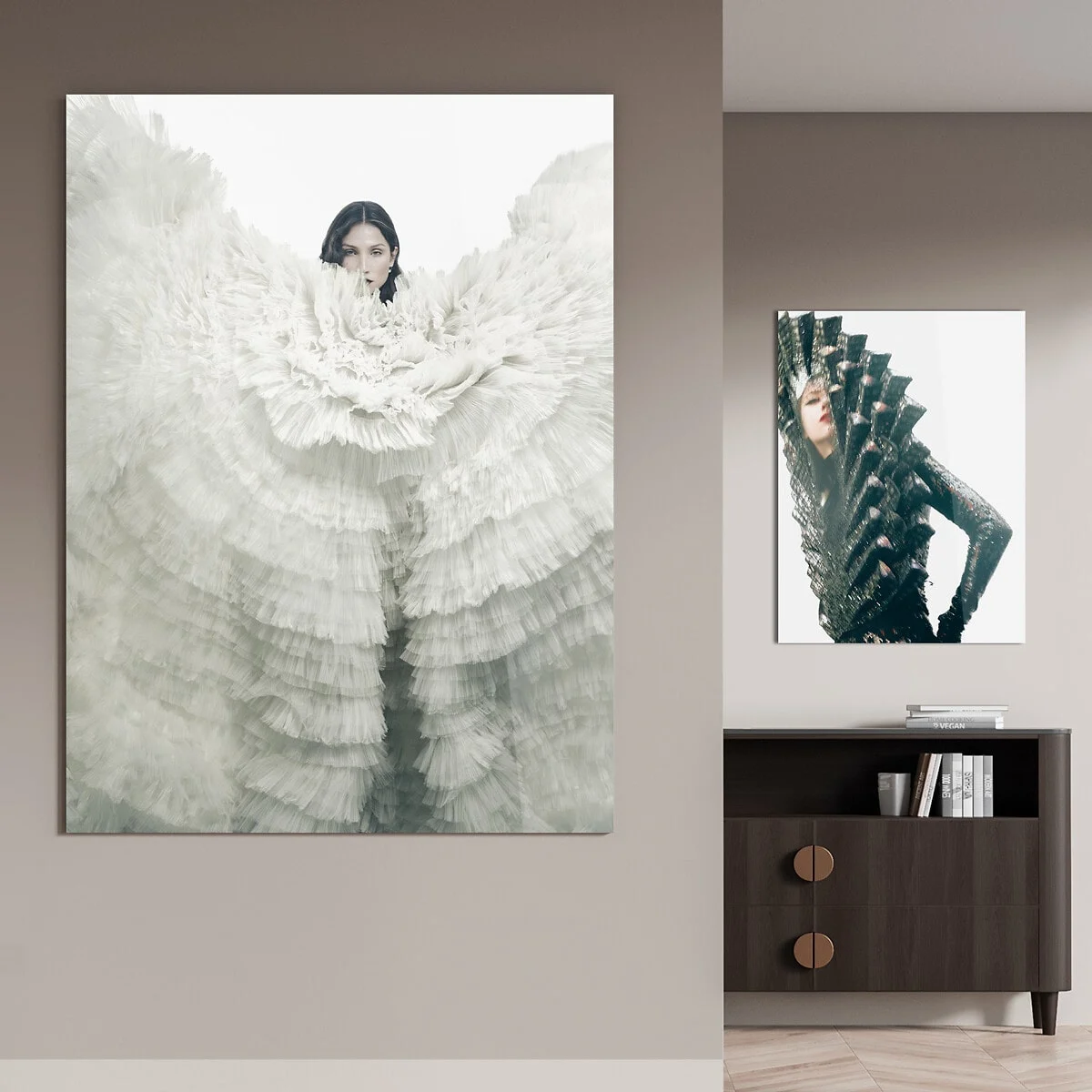 Modefotografie, die ein auffälliges weißes Rüschenkleid vor einer grauen Wand zeigt, darunter ein dunkler Holzschrank, großformatiges Wandbild aus Alu-Dibond. Modefotografie, die ein auffälliges weißes Rüschenkleid vor einer grauen Wand zeigt, darunter ein dunkler Holzschrank, großformatiges Wandbild aus Alu-Dibond.