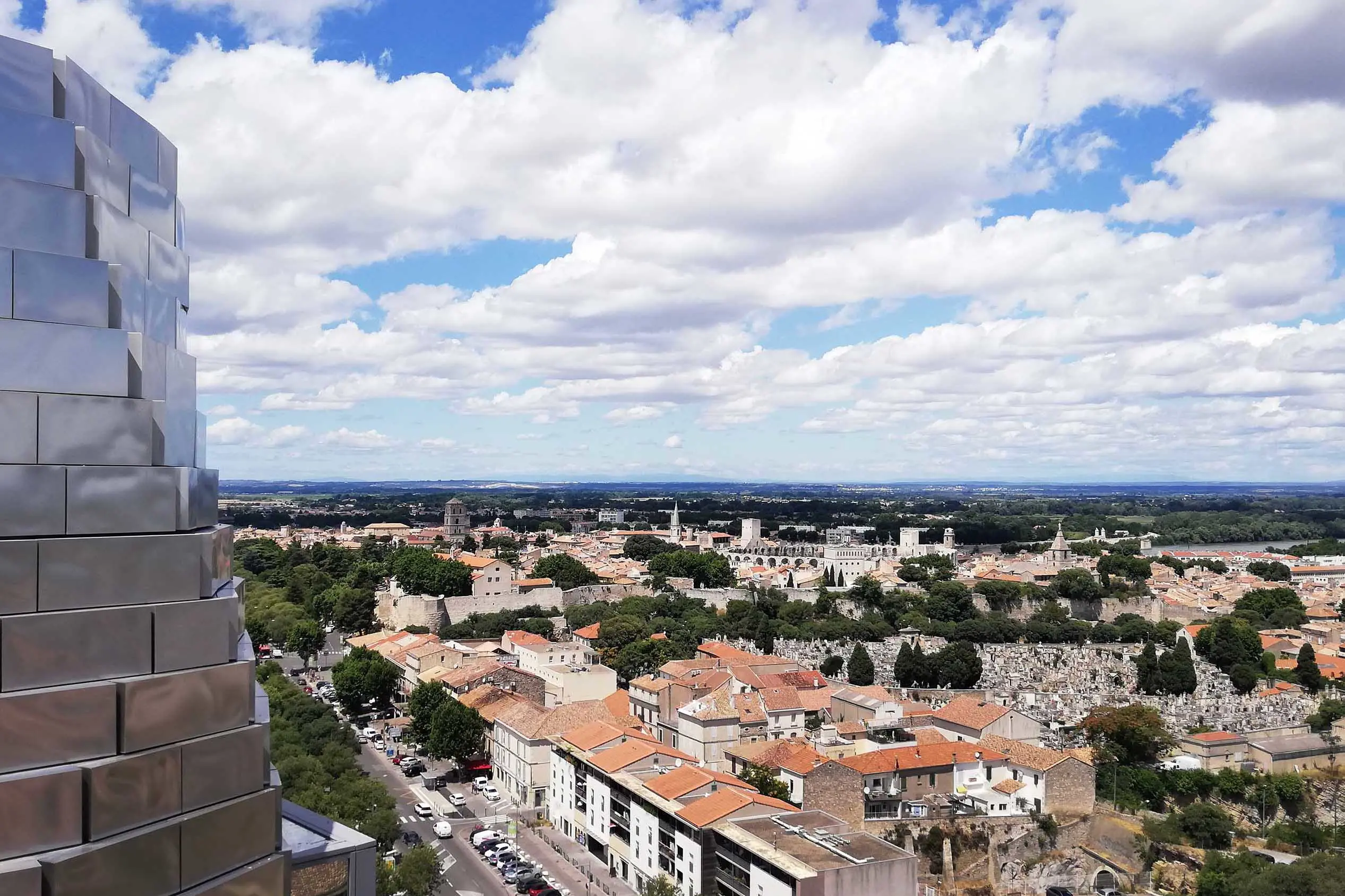 panoramic view of the city of Arles.