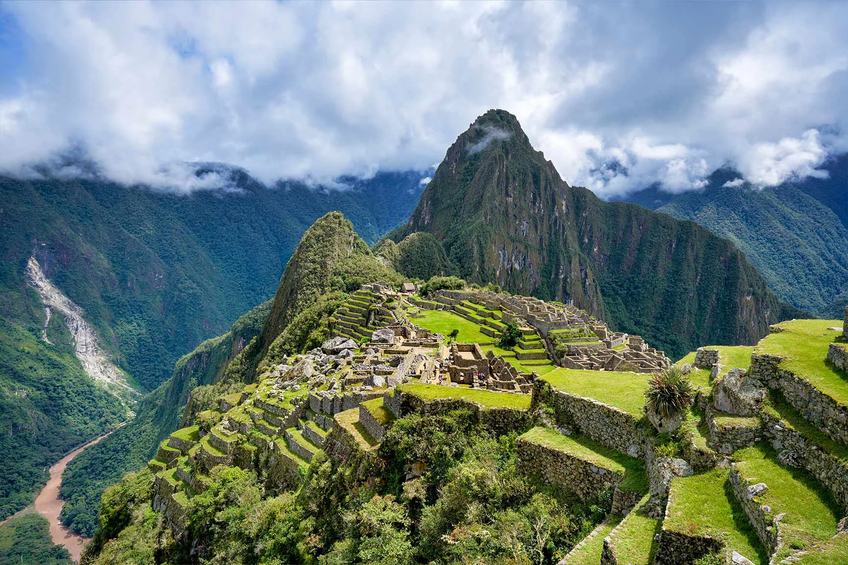 Machu Picchu, antiche rovine Inca su una montagna con terrazze ripide e cielo nuvoloso. Machu Picchu, antiche rovine Inca su una montagna con terrazze ripide e cielo nuvoloso.