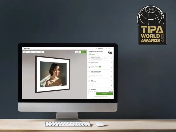 "Best Photo Lab" TIPA 2023 Ordinateur de bureau affichant l'interface en ligne d'encadrement photo de WhiteWall avec le logo TIPA World Awards dans le coin