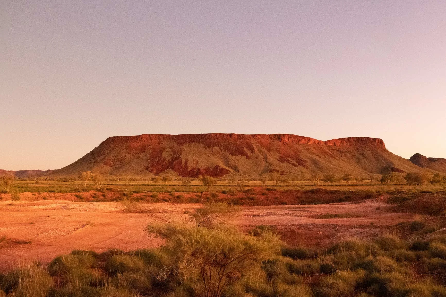 Piatto altopiano tabularia nel paesaggio desertico australiano al tramonto. Piatto altopiano tabularia nel paesaggio desertico australiano al tramonto.