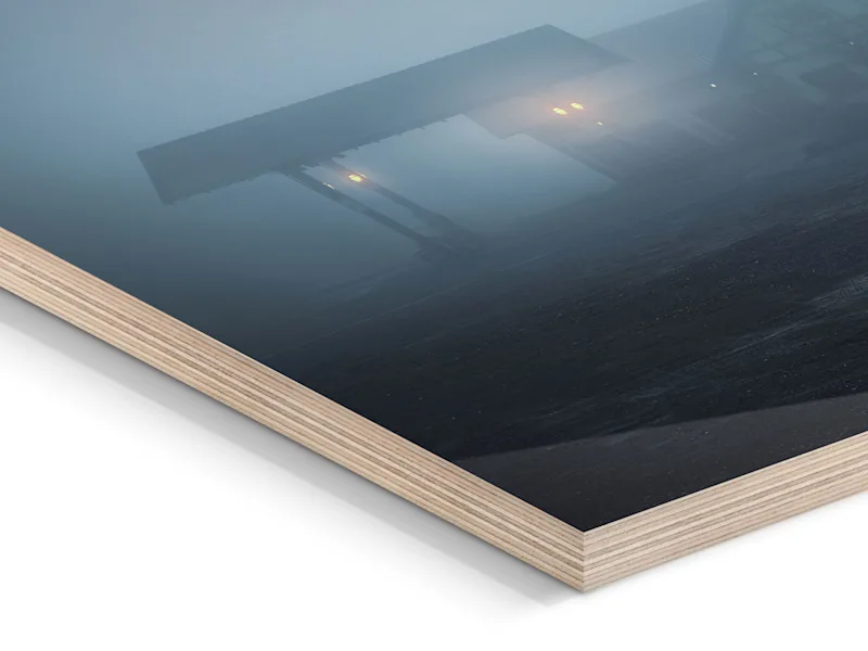 Foto-Abzug auf Holz Nahaufnahme eines Foto-Abzugs auf Holz, das eine im Nebel versunkene Hütte zeigt.