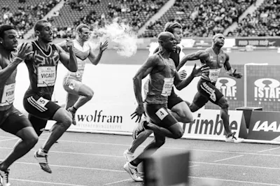 Jessica Wahl – Sprinter im Wettkampf Schwarz-weiß-Foto von Sprintern im Wettkampf auf einer Leichtathletikbahn.