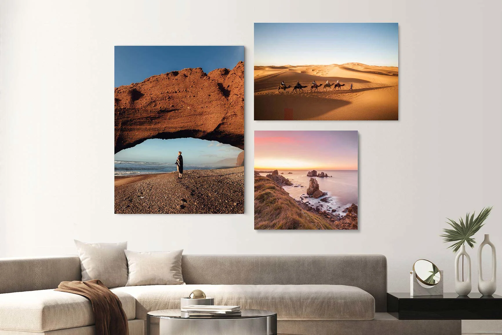 Tres fotografías paisajísticas en aluminio dibond: arco de rocas, caravana de camellos y acantilados costeros. Tres fotografías paisajísticas en aluminio dibond: arco de rocas, caravana de camellos y acantilados costeros.