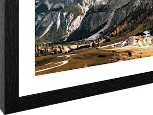 Fotoafdruk in passe-partout lijst Fotoafdruk met passe-partout in zwarte lijst met berglandschap, kliffen, weilanden en verspreide gebouwen.