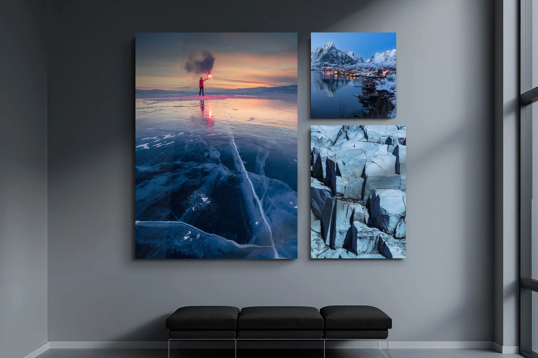 Trois tirages photo derrière du plexi avec différents motifs sur un mur gris. Trois tirages photo derrière du plexi avec différents motifs sur un mur gris.