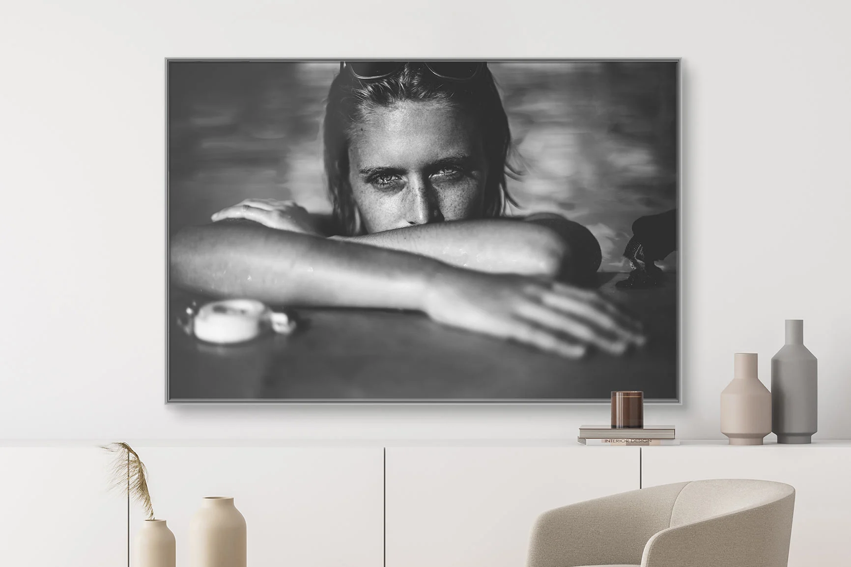Fotografía en blanco y negro de una persona con los brazos cruzados delante de una pared blanca. Fotografía en blanco y negro de una persona con los brazos cruzados delante de una pared blanca.