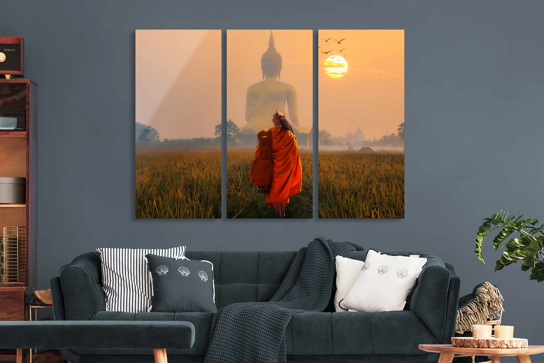 Mural compuesto por varias piezas que muestra a un monje budista con túnica naranja caminando por un campo al atardecer. Mural compuesto por varias piezas que muestra a un monje budista con túnica naranja caminando por un campo al atardecer.