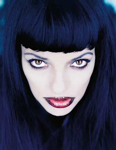 GABO – Porträt von Nina Hagen Nahaufnahme von Nina Hagen mit dunklem Haar, intensivem Blick und dunklem Make-up.
