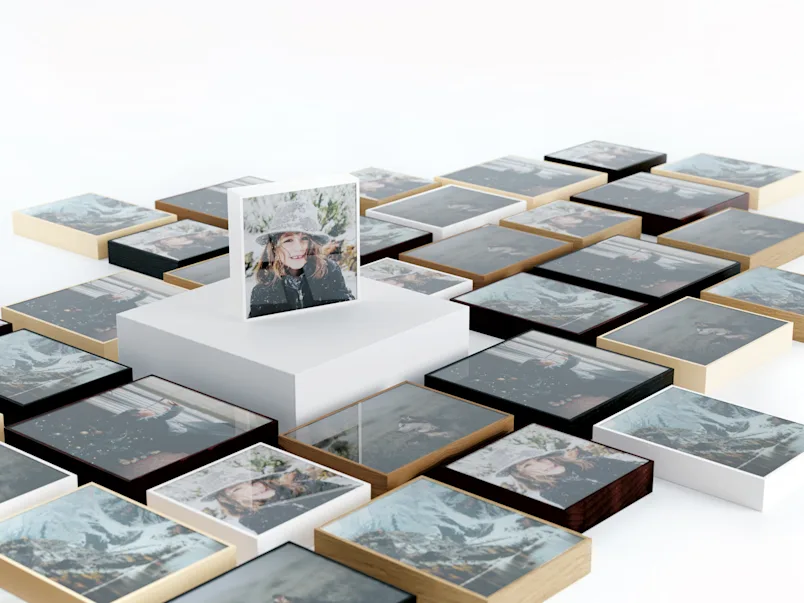 PDP | ArtBox Gift Edition XMAS | Product Selector Section | Media #4 Several ArtBox variations lying on a floor, one ArtBox standing on a pedestal in the middle.