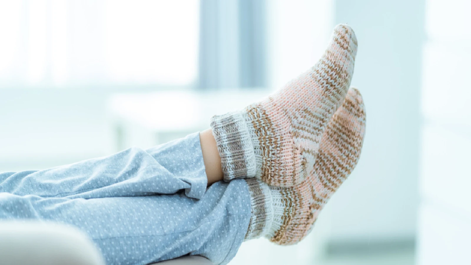 Piernas con lindos calcetines de invierno