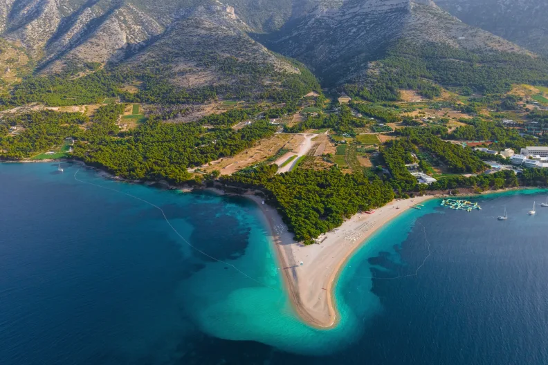 Blick auf Zlatni Rat auf der Insel Brač.