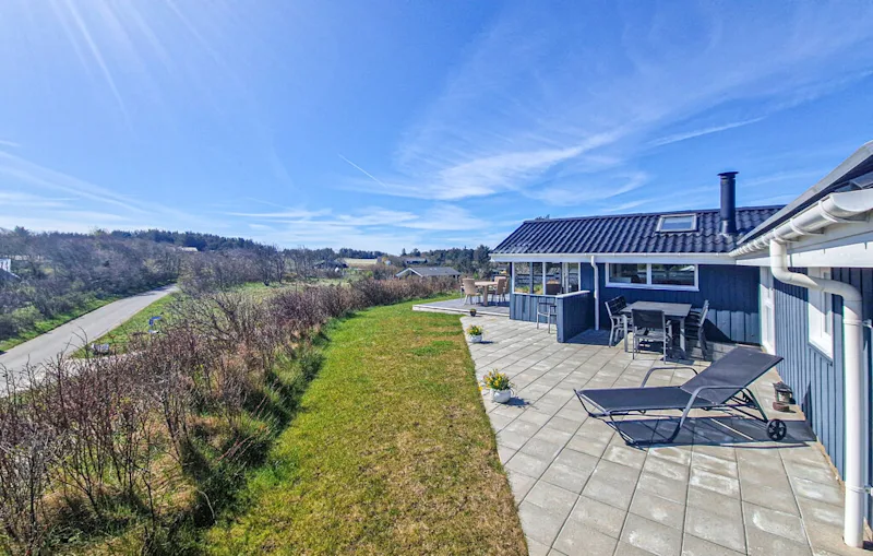 sommerhus lønstrup med familien på stranden