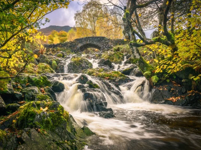 Ashness Bridge is an example of a packhorse bridge, and has views looking north to Derwentwater, Whinlatter and Skiddaw.