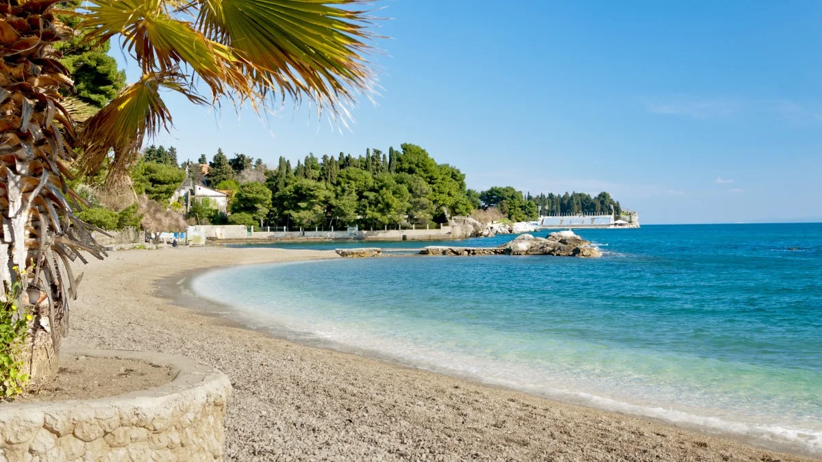Jezinac Strand i Split, med fine små sten og krystalklare vand, er en af de bedste strande i Split.