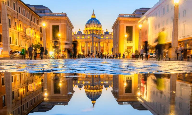 Blick im Abendlicht auf die Basilika St. Peter, Rom.