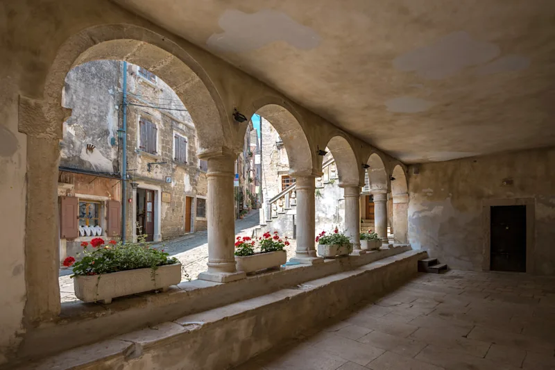 Udsigt gennem buer til huse i Groznjan