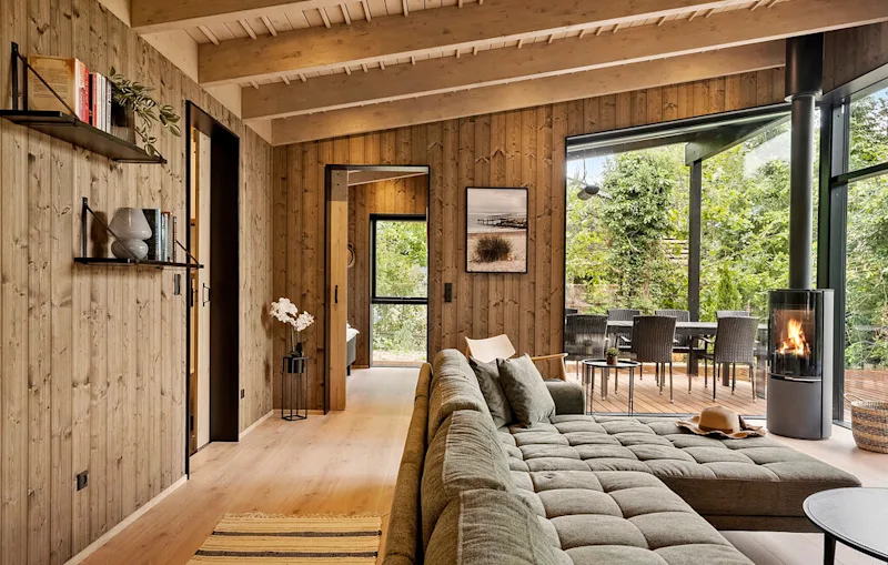 Et moderne og rofyldt sommerhus i Hvidbjerg, Danmark.