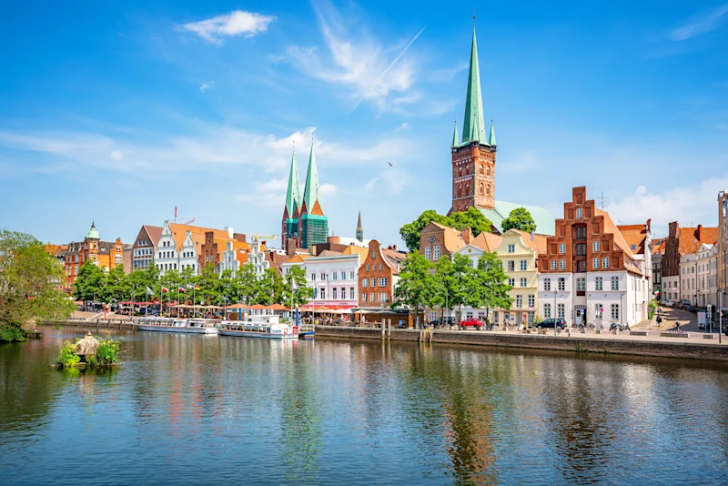Blick auf die Stadt Lübeck am Ufer der Trave.
