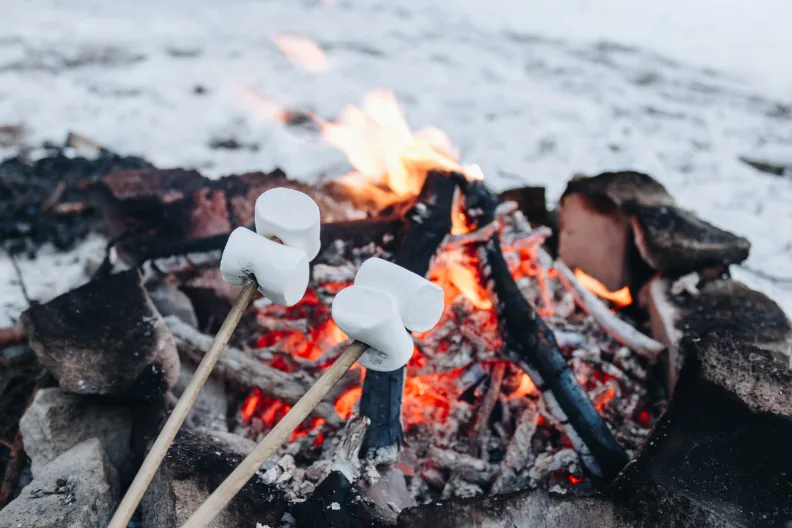 Marshmallows am Lagerfeuer rösten.