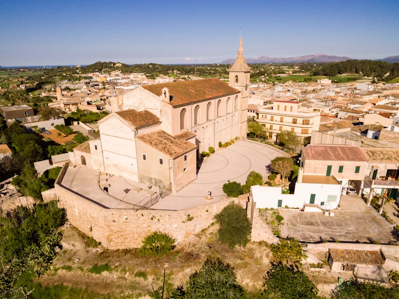 Urlaub in einer Finca in Santa Margalida auf Mallorca. Blick auf eine historische Kirche.