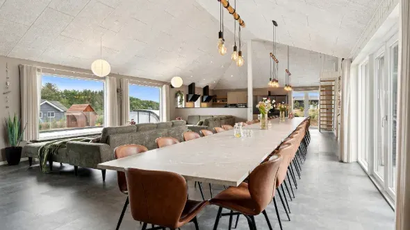 Großes Ferienhaus mit Wohnzimmer.
