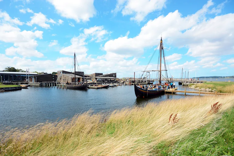 Der Hafen von Roskilde mit dem Wikingerschiffsmuseum im Hintergrund
