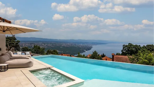 Pool an einem Ferienhaus in Kroatien mit Blick auf das Meer.