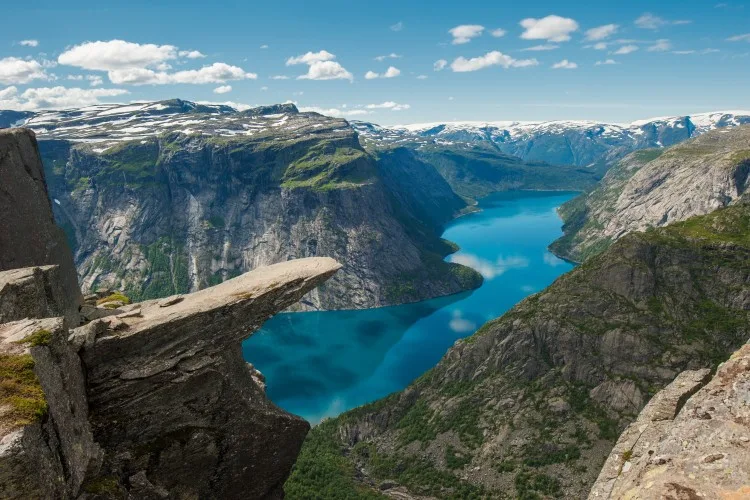 Trolltunga mit Blick auf den Hardangerfjord in Norwegen.