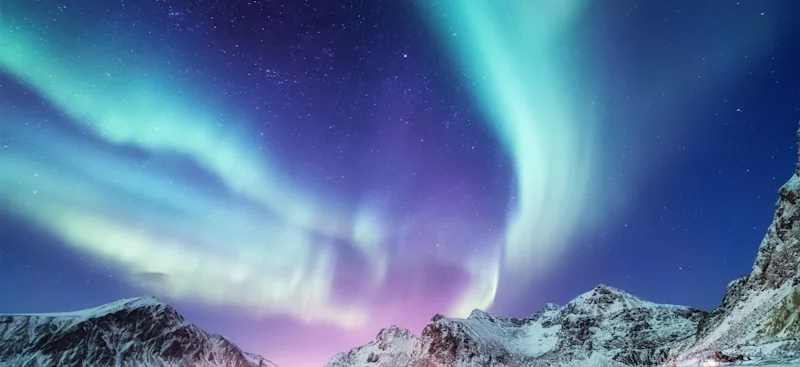 Nordlichter über den Bergen auf den Lofoten.