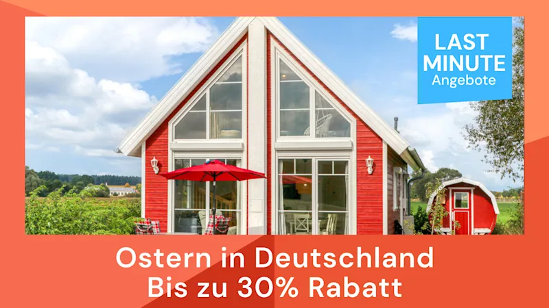 Mutter und Tochter liegen am Strand in Deutschland. Im Hintergrund sieht man Strandkörbe.