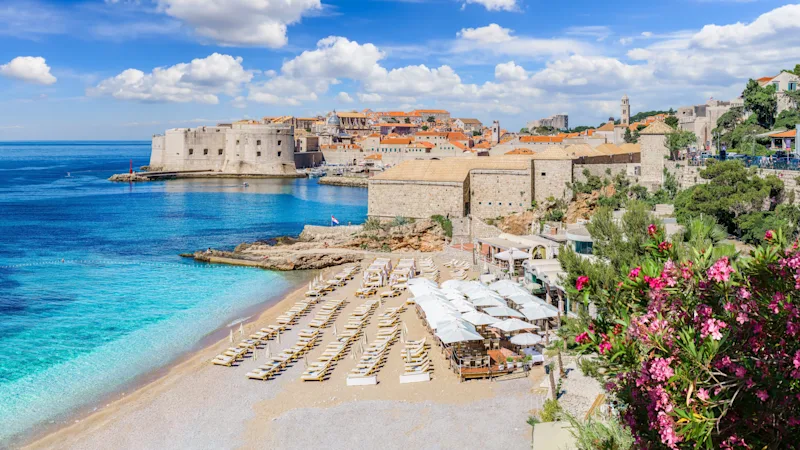 Landskab med Banje-stranden og den gamle bydel i Dubrovnik på den dalmatiske kyst.