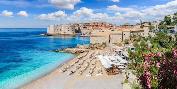 Landschaft mit dem Strand Banje und der Altstadt von Dubrovnik an der dalmatinischen Küste.