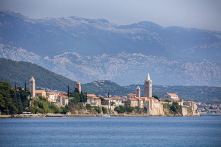 Der berühmte Kirchturm von Rab vom adriatischen Meer aus gesehen.