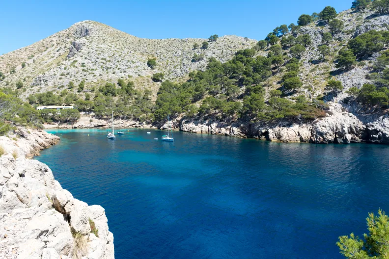 Bucht von Cala Murta mit türkis blauem Wasser.