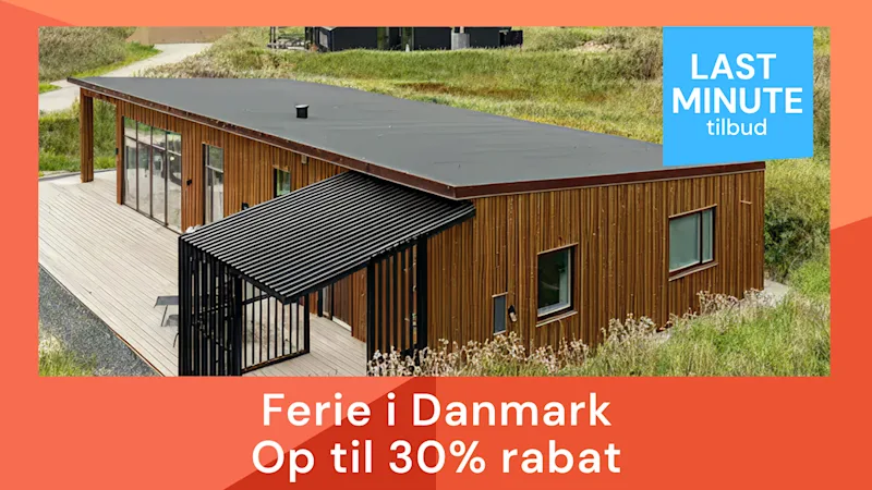 Typisk dansk sommerhus ved stranden på vestkysten i Danmark.