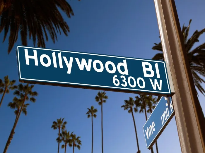 Hollywood Boulevard mit Straßenschildern und Palmen