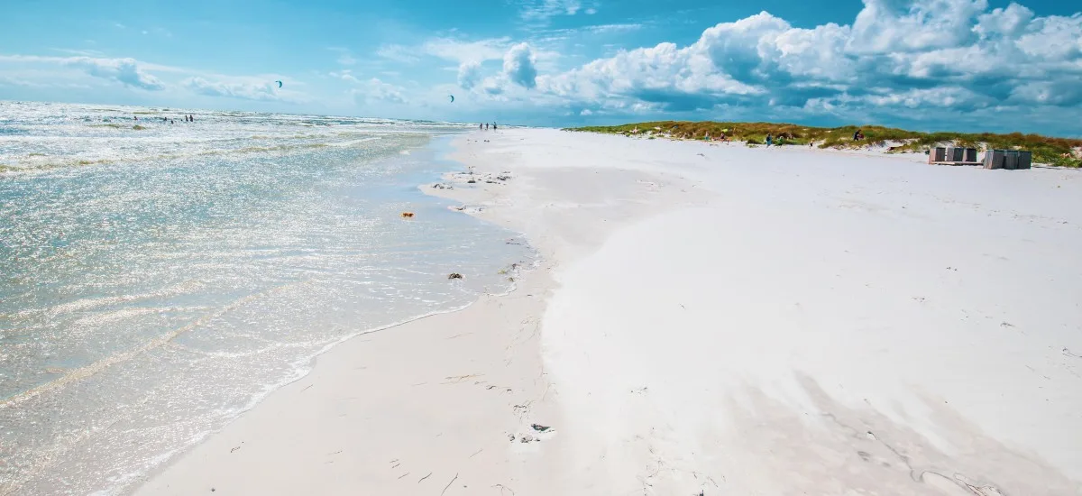 Bornholm charmanter Strand im Sonnenlicht