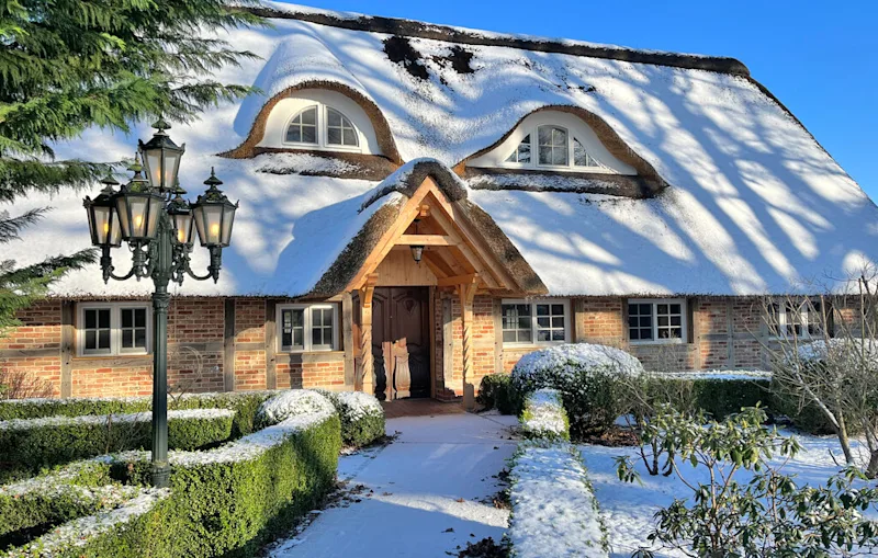 Et idyllisk feriehus i sneklædt vinterlandskab, i Kalbe-Sittensen, Tyskland.