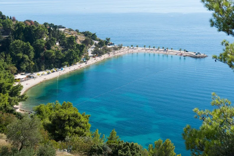 Den flotte Kasjuni strand byder på krystalklart vand og ligger tæt på Split i Kroatien.