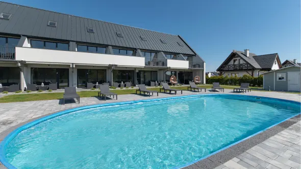 Pool mit Sonnenliegen.