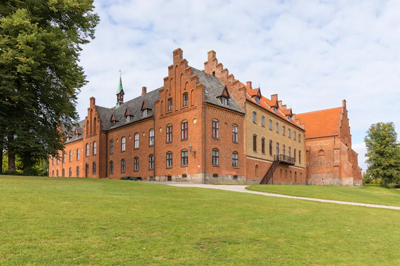 Herlufsholm in Næstved, ein historisches Anwesen mit schöner Architektur in grüner Umgebung