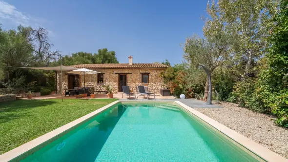 Pool mit Blick auf das Meer auf Mallorca.