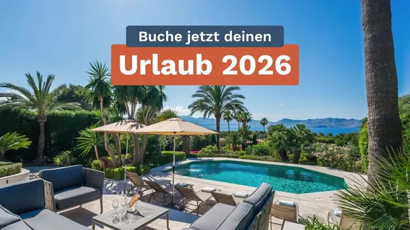 Pool mit Blick auf das Meer auf Mallorca.