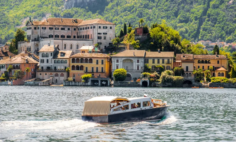 Den Glanz des Comer Sees gegen die Stille des Ortasees tauschen, wo Holzboote zur Insel San Giulio segeln.