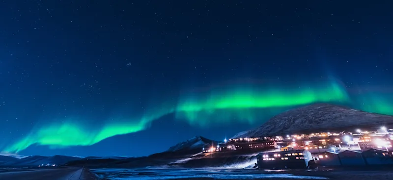 Nordlichter über Longyearbyen in Spitzbergen.