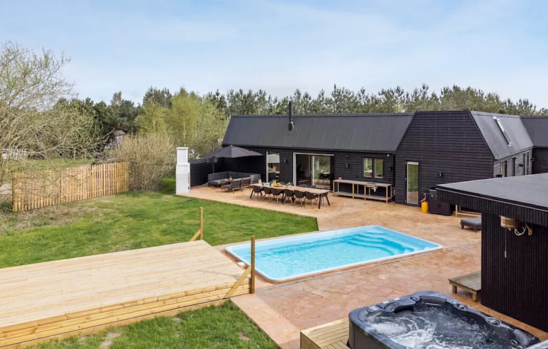 Barna setter pris på et feriehus med basseng