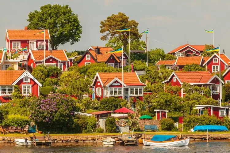 Klassische schwedische rote Häuser im Blekinge-Archipel, Schweden.